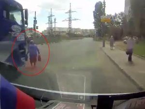 Yaşlı Kadın Kamyonun Altında Can Verdi