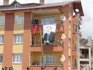 Kılıçdaroğlu’na Rabia İşaretli Karşılama