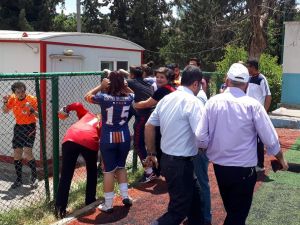 Kadın Futbolcular Hakemi Kovaladı
