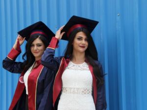 En Büyük Rakibi Kız Kardeşi