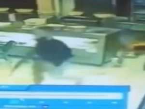 Kalaşnikoflu Saldırganın Rahatlığı Pes Dedirtti