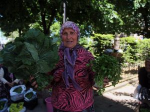 Toprağın Bereketiyle Aile Ekonomisine Katkı Sağlıyorlar