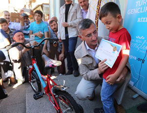 Rize'de Sabah Namazı Çocuklarına Hediye Bisiklet