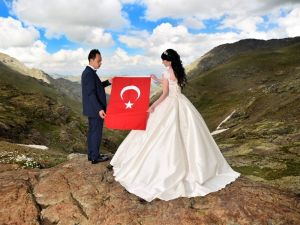 2 Bin 500 Metrede Düğün Fotoğrafı Çektirdiler