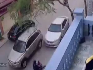 Önce Motosiklete Sonra Yayaya Çarptı