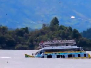 Turist Teknesi Battı: 9 Ölü !