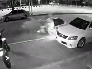 Motosiklet Otomobilden İnen Şahsa Çarptı