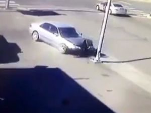 Sarhoş Kadın Sürücü Direğe Çarptı Da Çarptı