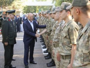 Bakan Işık Askerlerle Bayramlaştı