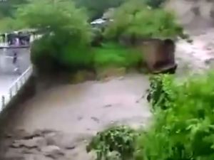 Köprü Çöktü: İnsanlar Aşağı Düştü !