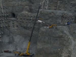 İş Makinalarını Vinçlerle Taşıyorlar