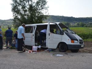 Lastiği Patlayan Minibüs Devrildi: 8 Yaralı