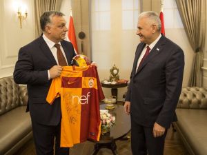 Başbakan Yıldırım’dan Macar Mevkidaşına Jest
