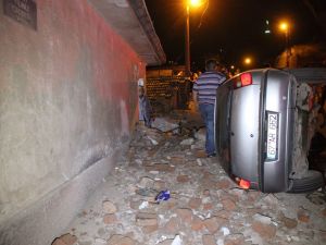Kaçırdıkları Otomobille Kaza Yaptılar: 2 Yaralı
