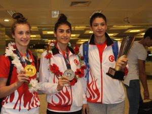 Dünya İkincisi Tekvandocular Yurda Döndü
