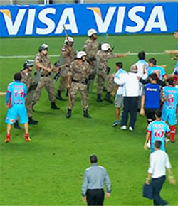 Polis futbolculara tüfek doğrulttu - VİDEO İZLE