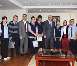 Rize'nin Dereceli Öğrencileri Valilik Makamında