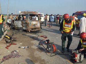 Pakistan’da Minibüs Alev Aldı: 6 Ölü