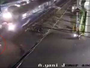 Tren Anne Ve Çocuğuna Çarptı