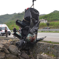 Otomobil Kayalıklara Uçtu: 3 Ölü, 3 Yaralı