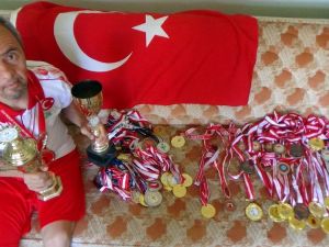 Yaşı Kadar Madalya Topladı