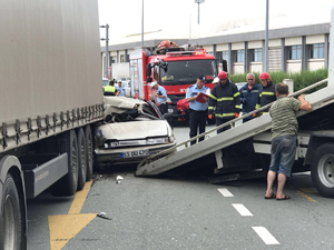 Rize'de Tırın Altına Giren Otomobildeki 3 Kişi Yaralandı
