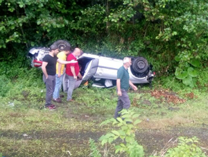 Otomobil bariyerlere çarptı: 1 ölü, 2 yaralı