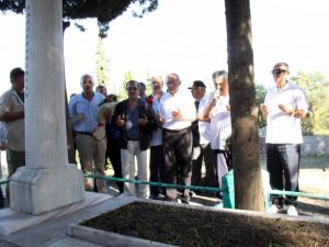 Kılıçdaroğlu, Yahya Kaptan’ın Mezarını Ziyaret Etti