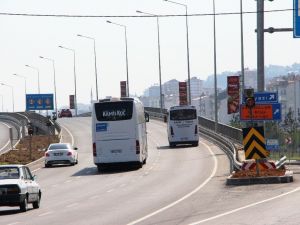 Sahil Yolu Üzerinde Bulunan Reklam Afişleri Sürücülerin Dikkatini Dağıtıyor