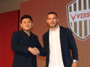 Podolski İmzayı Attı