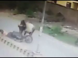 Motosikletli Boğanın Boynuz Darbesiyle Yere Çakıldı