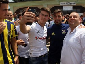 Fenerbahçeli Futbolculara Cuma Namazı’nda Yoğun İlgi
