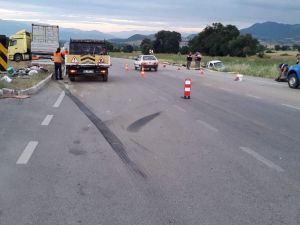 Tır İle Kamyonet Çarpıştı: 3 Ölü, 1 Yaralı