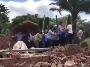 Yıktıkları Duvarın Altında Kaldılar