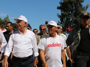 Kılıçdaroğlu "Adalet Yürüyüşü Sergisi"nde