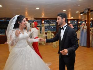 Suudi Çift Deniz Ortasında Düğün Yaptı