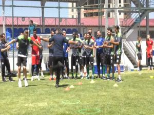 Konyaspor’da Teknik Heyet Ve Futbolculardan Kolbastı Şov