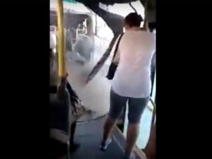 Otobüs Seyir Halindeyken İkiye Bölündü