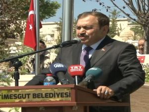Bakan Eroğlu Şehitlerin Kabrini Ziyaret Etti