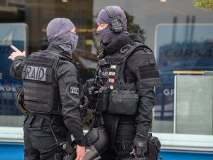 19 Turiste Biber Gazı Sıkıp Valizlerini Gasp Ettiler