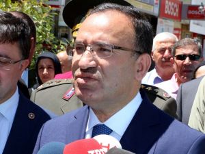Türk Siyasetçilere Yasak Koyan Avrupa’yı Topa Tuttu