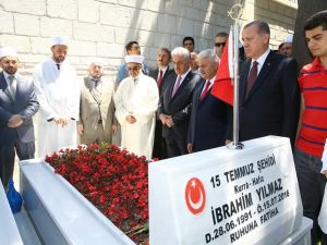 Erdoğan’dan Şehitlerin Mezarı Başında Kur’an Tilaveti