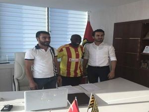 Issiar Dia İmzayı Attı