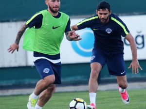 Kasımpaşa’da Yeni Sezon Mesaisi Sürüyor