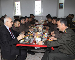 Vali Çakır Askerlerle Aynı Masada Kahvaltıda