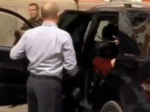 Kremlin Açıkladı: Putin’in Aracındaki Kadın...