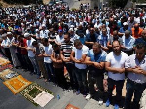 Mescid-i Aksa’ya Girmek İsteyen Filistinliler Darp Edildi