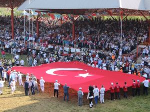 Kırkpınar’da Dev Türk Bayrağı Şehitler İçin Açıldı