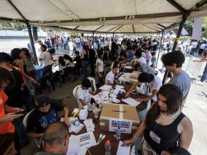 Maduro Karşıtlarından Sembolik Referandum
