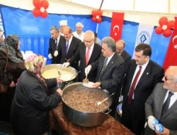 Hayati Yazıcı Aş Dağıttı